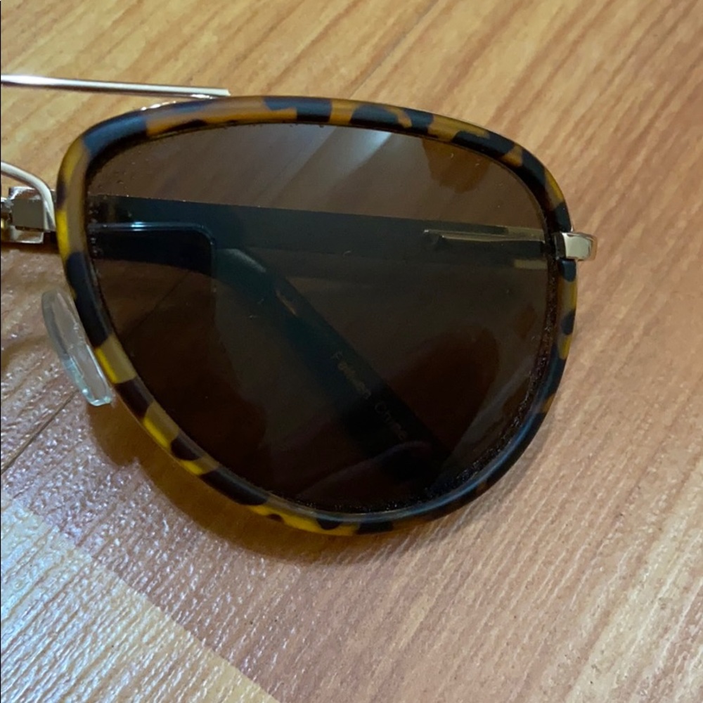 Vintage Tortoise Sunglasses - Picture 3 of 9